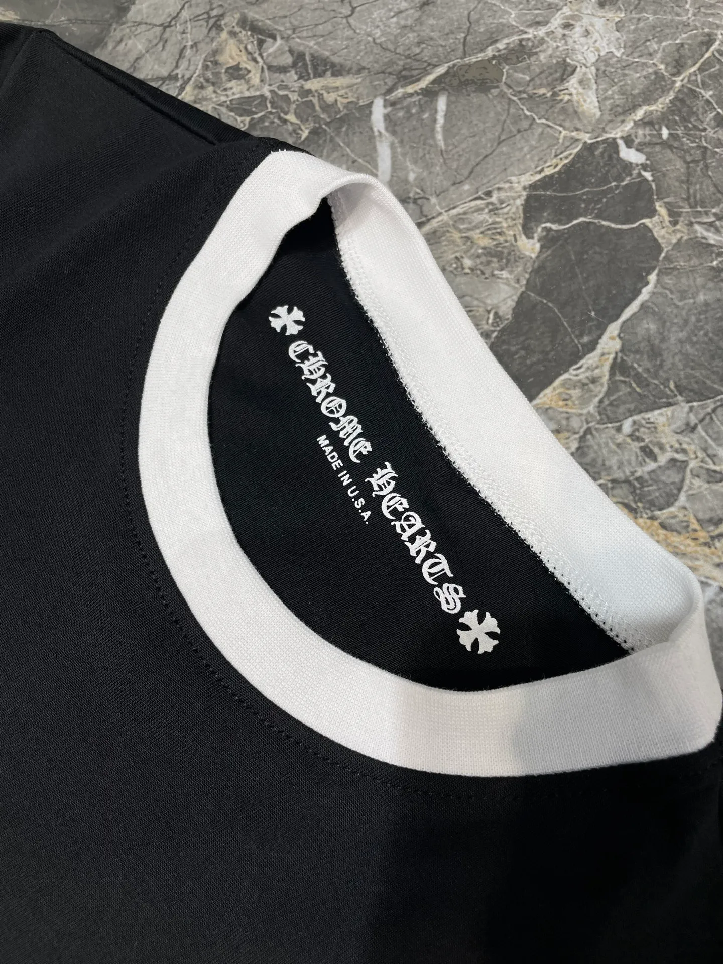 P240 Chrome Hearts 🌟[Top original order] Sanskrit color-blocked short-sleeved fabric: cotton fabric Process: printing production version: fit version Weight: about 140 grams Description: According to YB custom-dyed thread and large body fabric, the printing is hand-printed, contrasting color design The upper body effect is excellent, the overall routing is straight and delicate, the fabric is comfortable and soft, the color is consistent and there is no color difference, it can be matched with the same style to create a fashionable look, and can be used in various occasions, customized accessories, complete with three standards, the same style for men and women!  size：s m l